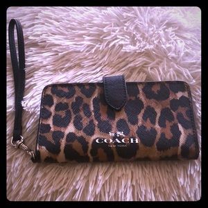 COACH cheetah print phone holder/wristlet🐆